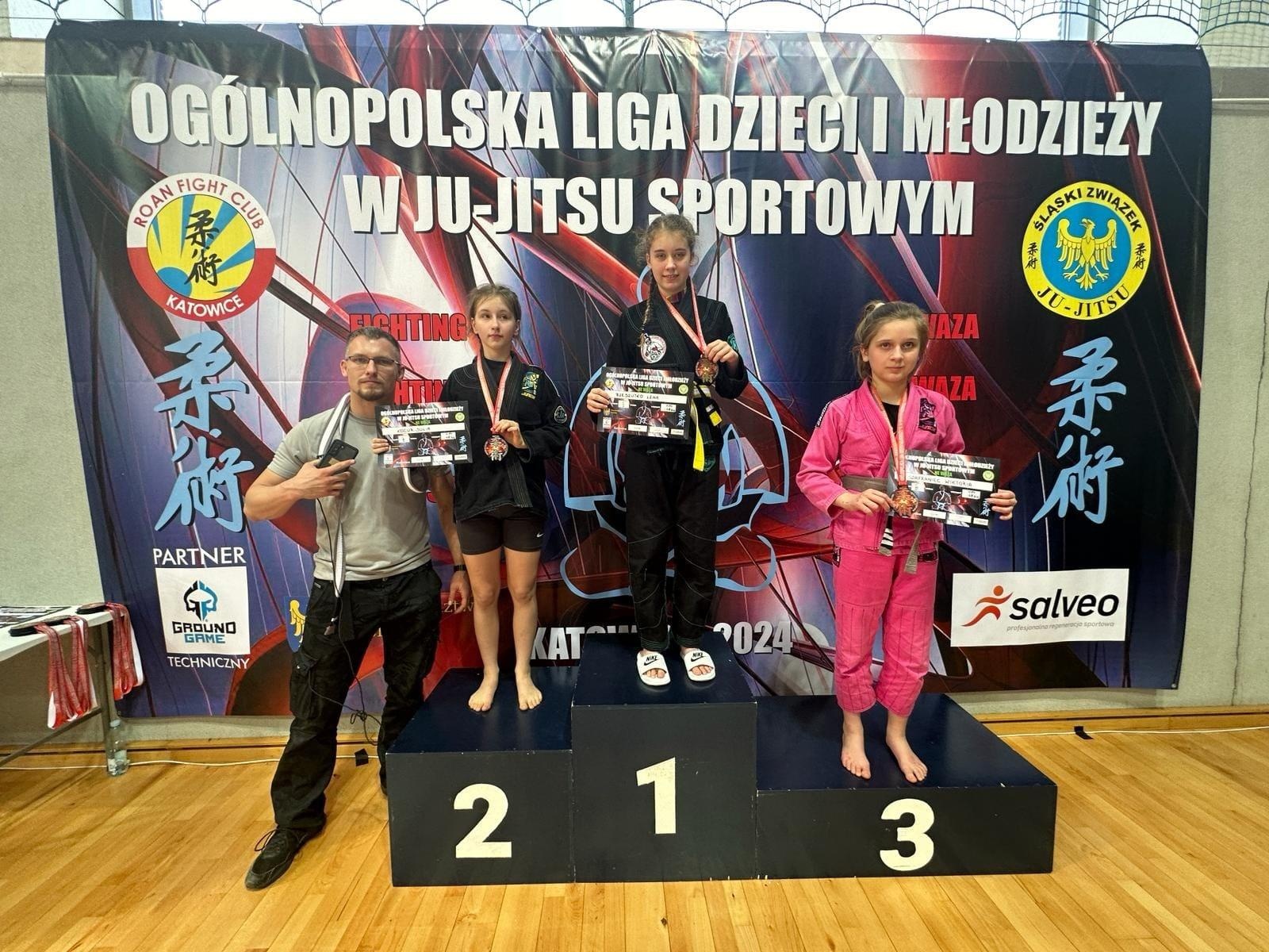 Zdjęcie w galerii na portalu naszwodzislaw.com: Zawodnicy KS Stein Academy z Rydułtów z workiem medali wiadomości z regionu