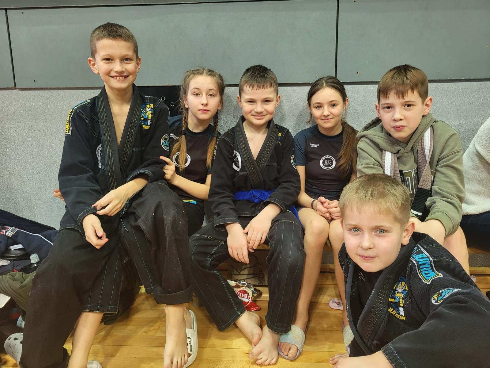 Zdjęcie w galerii na portalu naszwodzislaw.com: Zawodnicy KS Stein Academy z Rydułtów z workiem medali wiadomości z regionu