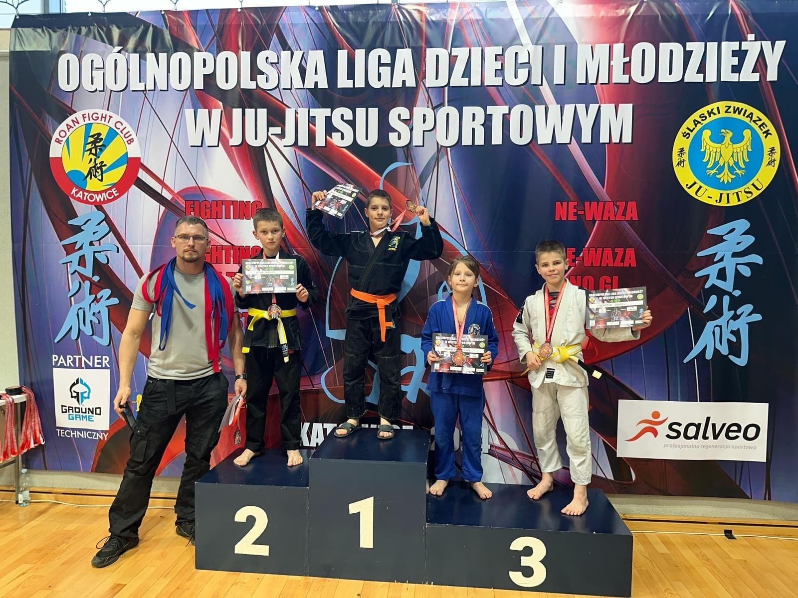 Zdjęcie w galerii na portalu naszwodzislaw.com: Zawodnicy KS Stein Academy z Rydułtów z workiem medali wiadomości z regionu