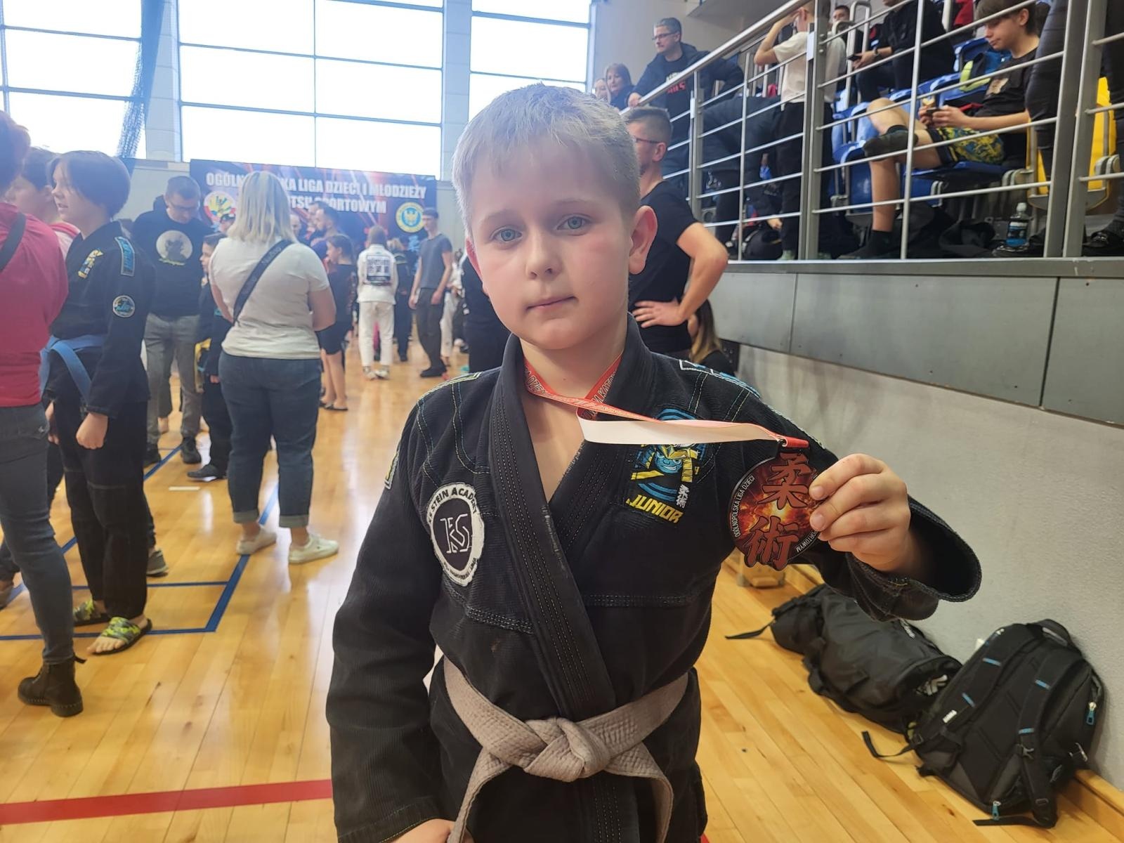 Zdjęcie w galerii na portalu naszwodzislaw.com: Zawodnicy KS Stein Academy z Rydułtów z workiem medali wiadomości z regionu