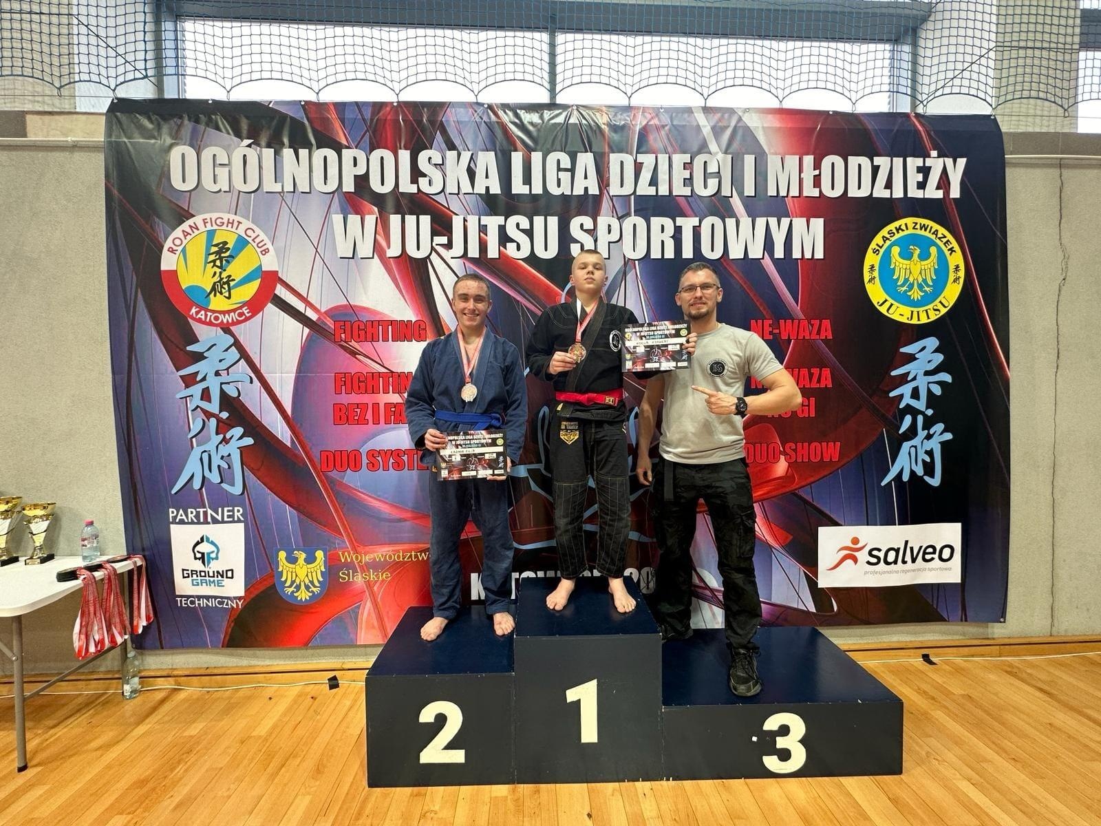 Zdjęcie w galerii na portalu naszwodzislaw.com: Zawodnicy KS Stein Academy z Rydułtów z workiem medali wiadomości z regionu