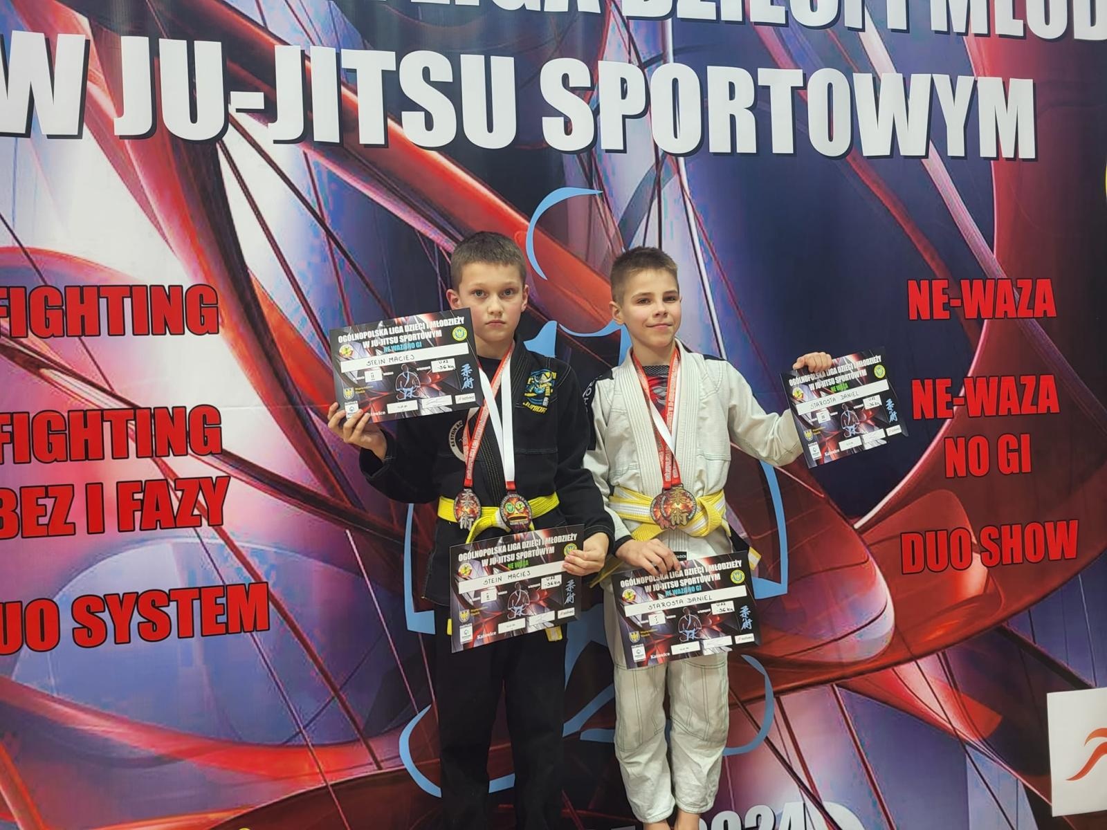 Zdjęcie w galerii na portalu naszwodzislaw.com: Zawodnicy KS Stein Academy z Rydułtów z workiem medali wiadomości z regionu