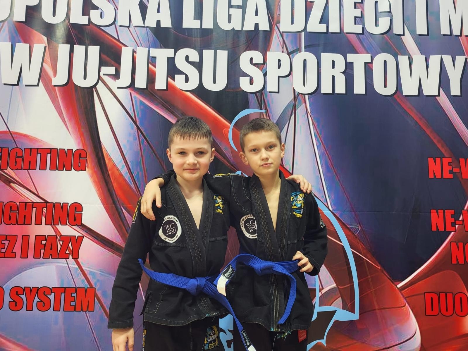 Zdjęcie w galerii na portalu naszwodzislaw.com: Zawodnicy KS Stein Academy z Rydułtów z workiem medali wiadomości z regionu