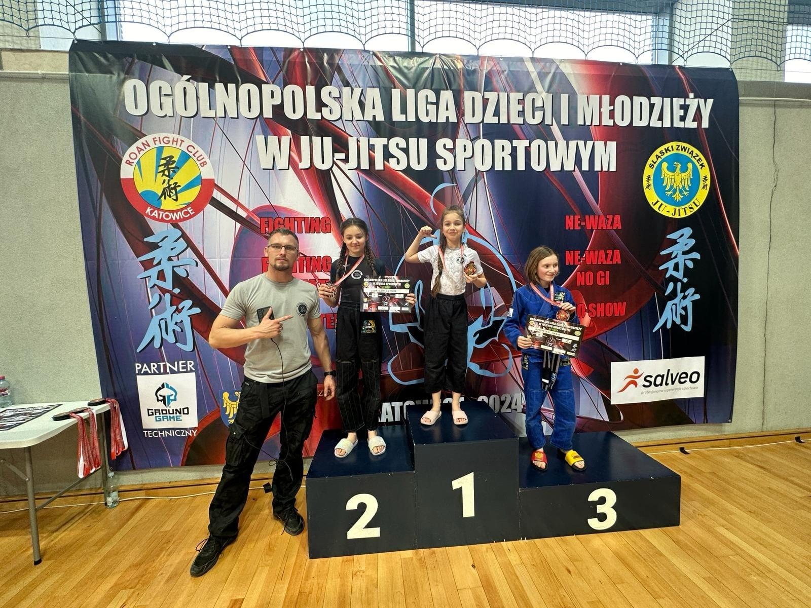 Zdjęcie w galerii na portalu naszwodzislaw.com: Zawodnicy KS Stein Academy z Rydułtów z workiem medali wiadomości z regionu