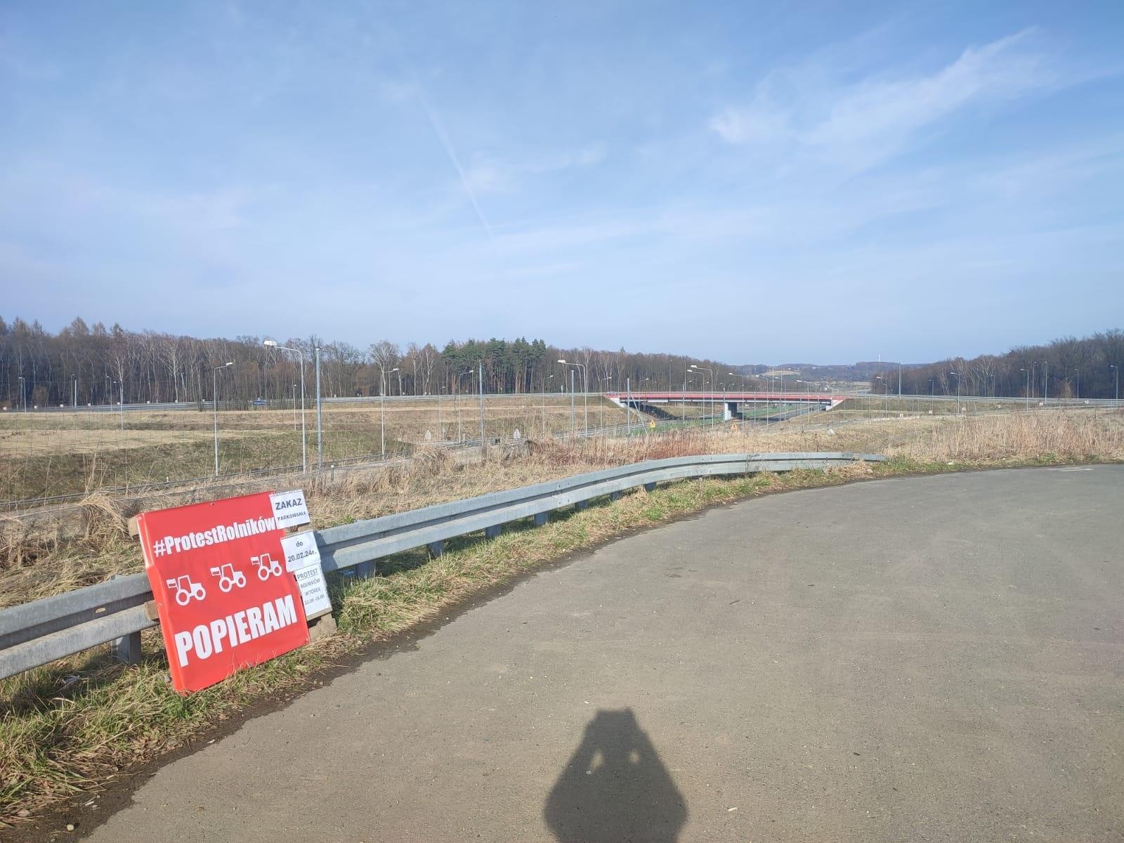 Zdjęcie w galerii na portalu naszwodzislaw.com: Strajk rolników. We wtorek zablokują dojazd do autostrady w Gorzyczkach wiadomości z regionu