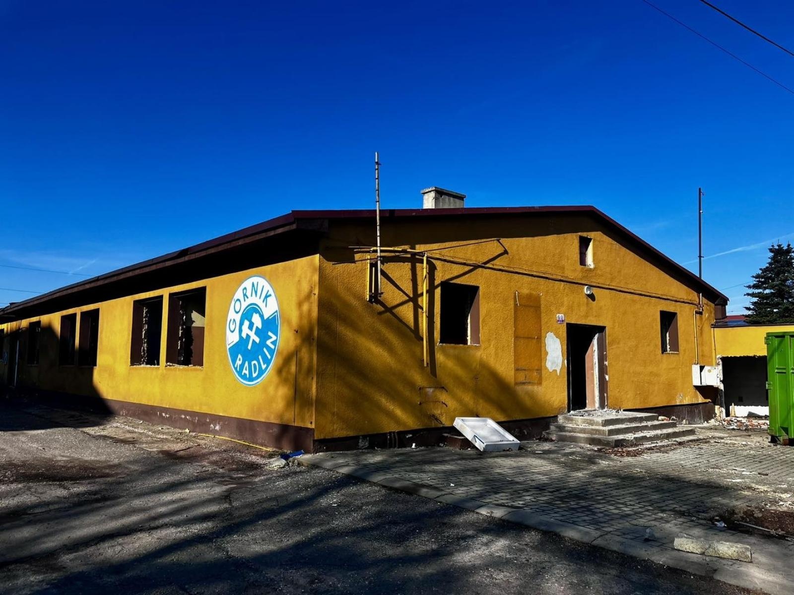 Zdjęcie w galerii na portalu naszwodzislaw.com: Budynek klubowy Górnika Radlin przeszedł do historii. Powstanie nowoczesny obiekt wiadomości z regionu