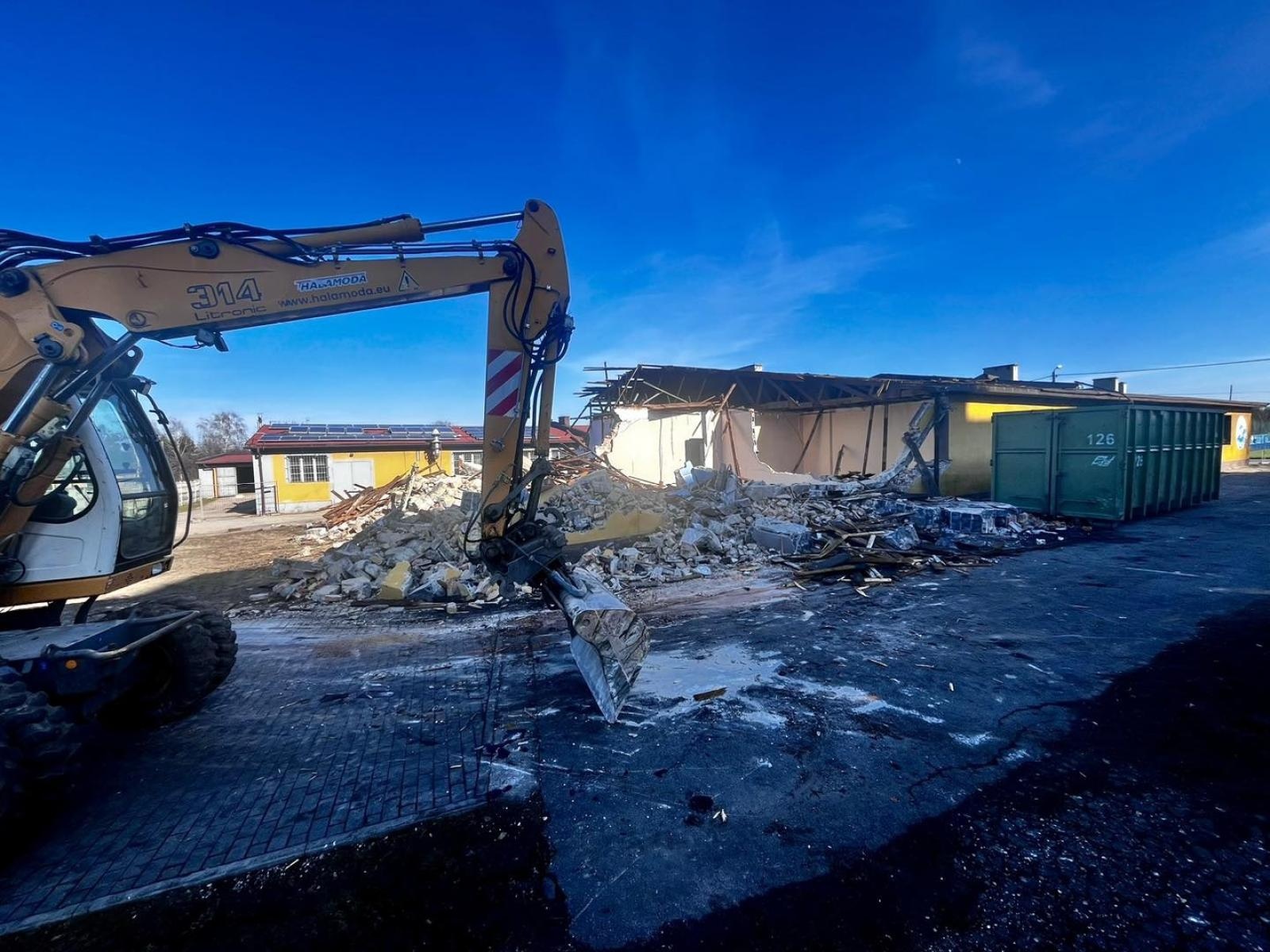 Zdjęcie w galerii na portalu naszwodzislaw.com: Budynek klubowy Górnika Radlin przeszedł do historii. Powstanie nowoczesny obiekt wiadomości z regionu