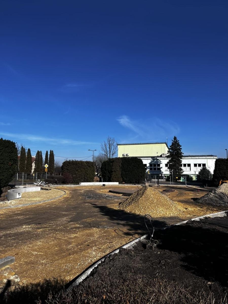 Zdjęcie w galerii na portalu naszwodzislaw.com: Przebudowa placu Radlińskich Olimpijczyków. Widać już efekty [FOTO] wiadomości z regionu