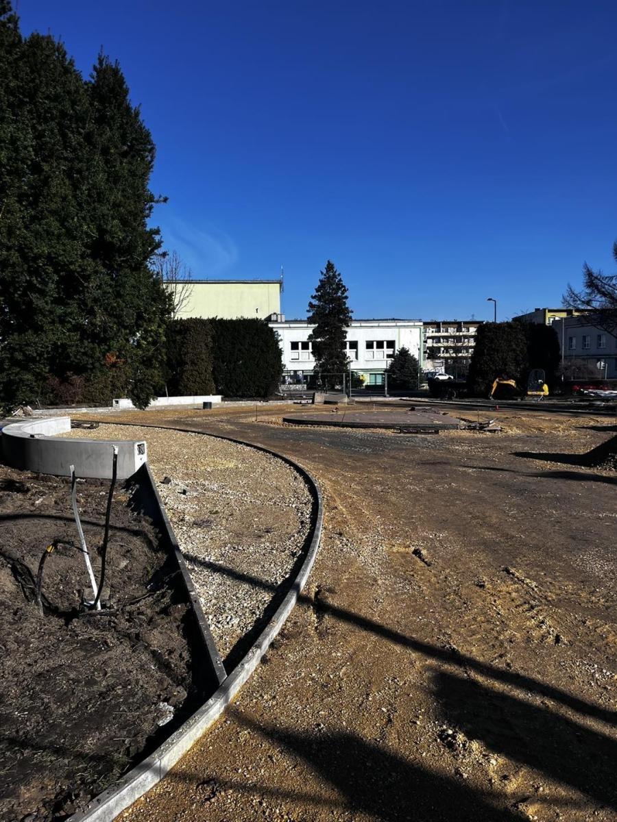 Zdjęcie w galerii na portalu naszwodzislaw.com: Przebudowa placu Radlińskich Olimpijczyków. Widać już efekty [FOTO] wiadomości z regionu