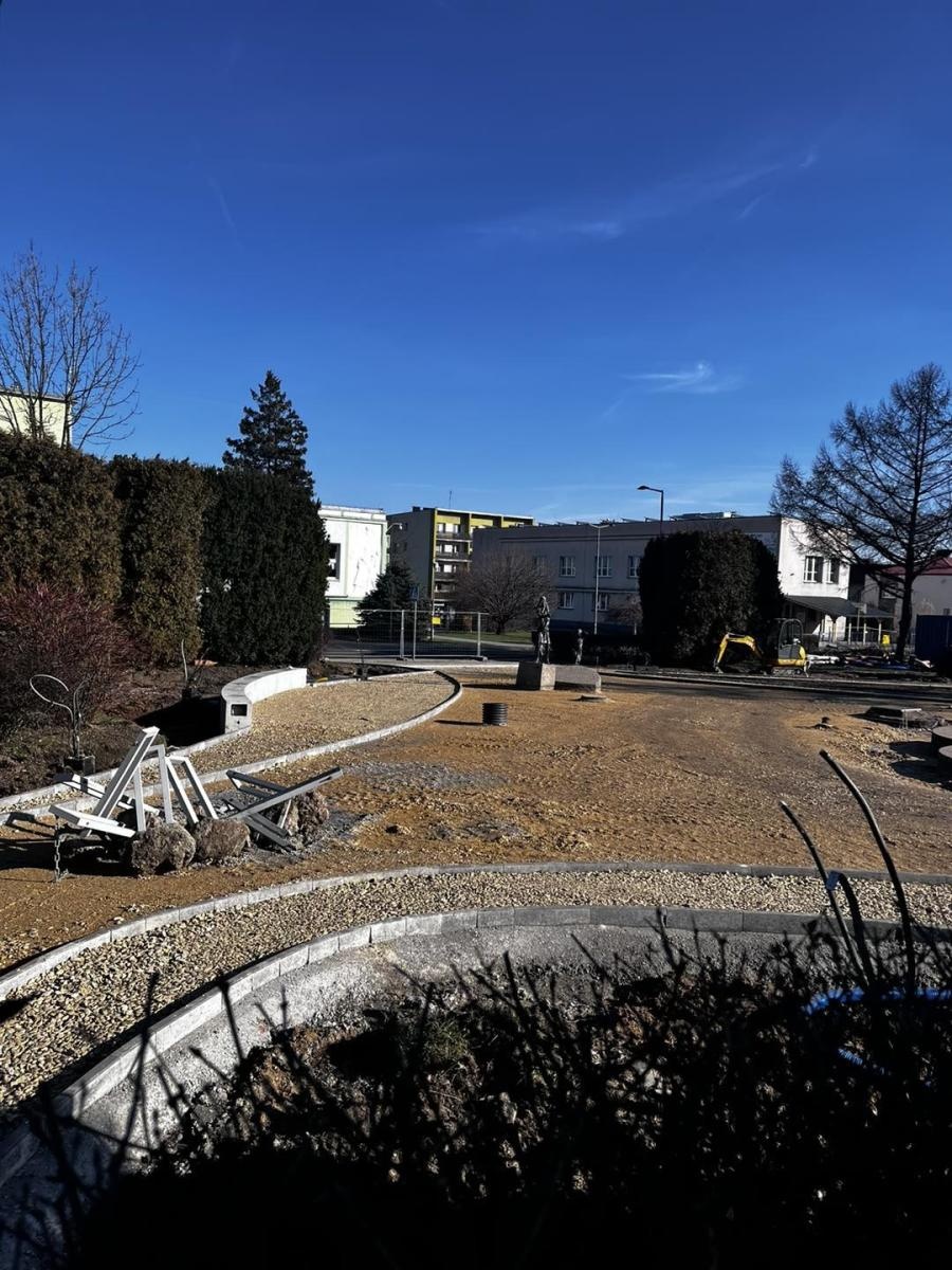 Zdjęcie w galerii na portalu naszwodzislaw.com: Przebudowa placu Radlińskich Olimpijczyków. Widać już efekty [FOTO] wiadomości z regionu