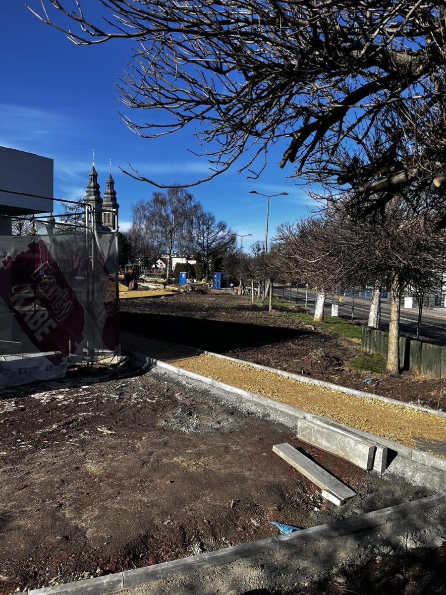 Zdjęcie w galerii na portalu naszwodzislaw.com: Przebudowa placu Radlińskich Olimpijczyków. Widać już efekty [FOTO] wiadomości z regionu