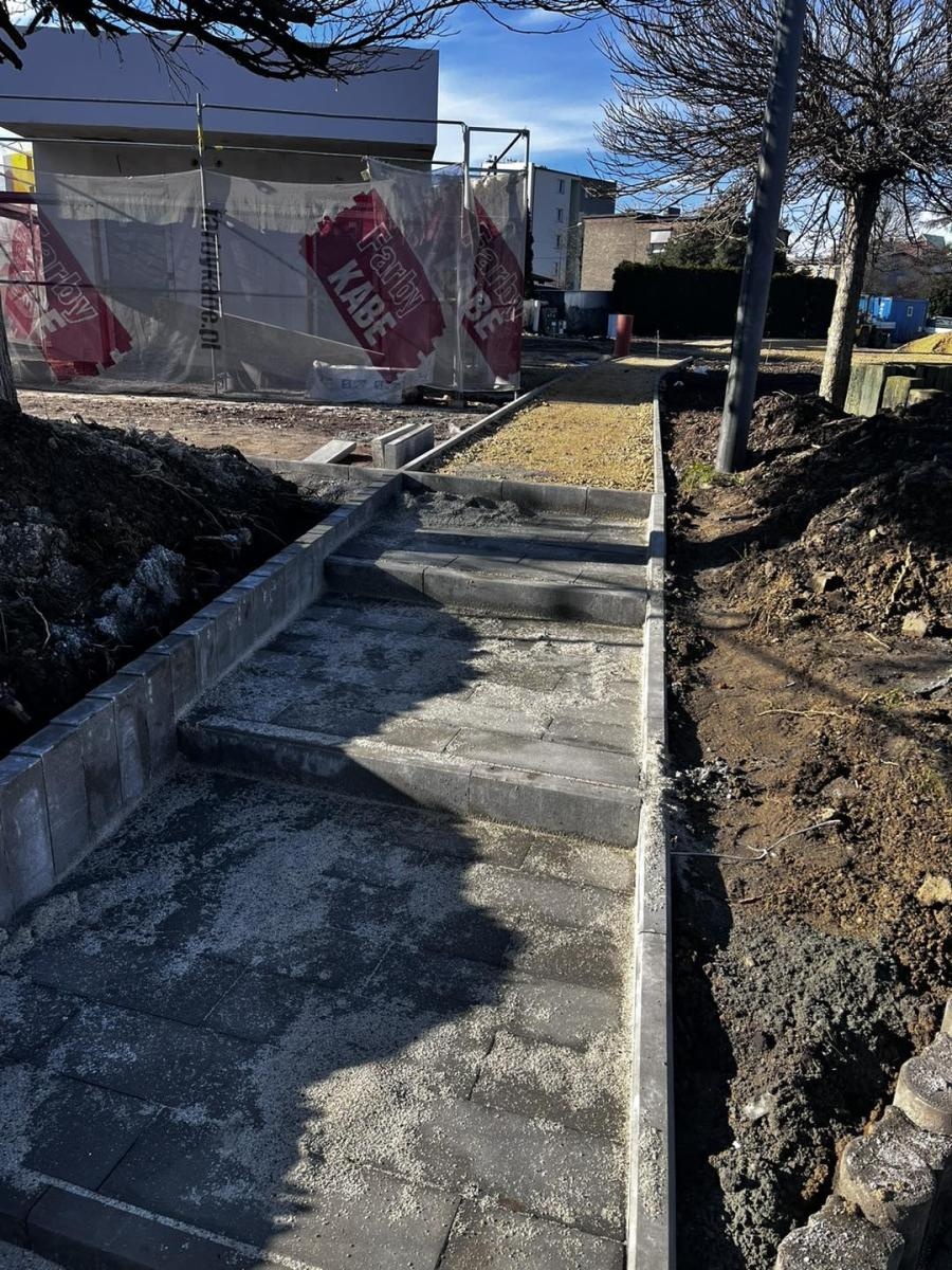 Zdjęcie w galerii na portalu naszwodzislaw.com: Przebudowa placu Radlińskich Olimpijczyków. Widać już efekty [FOTO] wiadomości z regionu