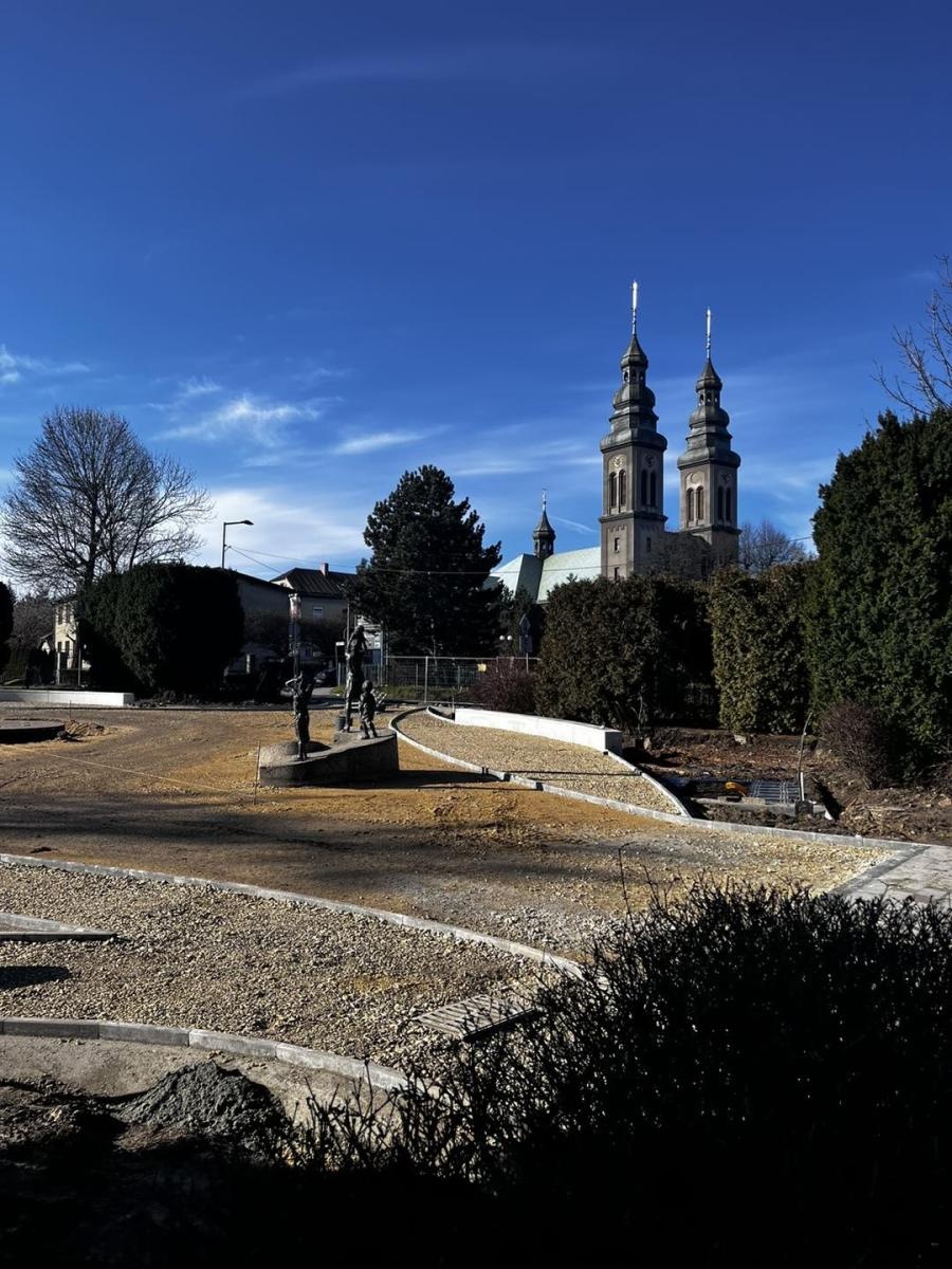 Zdjęcie w galerii na portalu naszwodzislaw.com: Przebudowa placu Radlińskich Olimpijczyków. Widać już efekty [FOTO] wiadomości z regionu