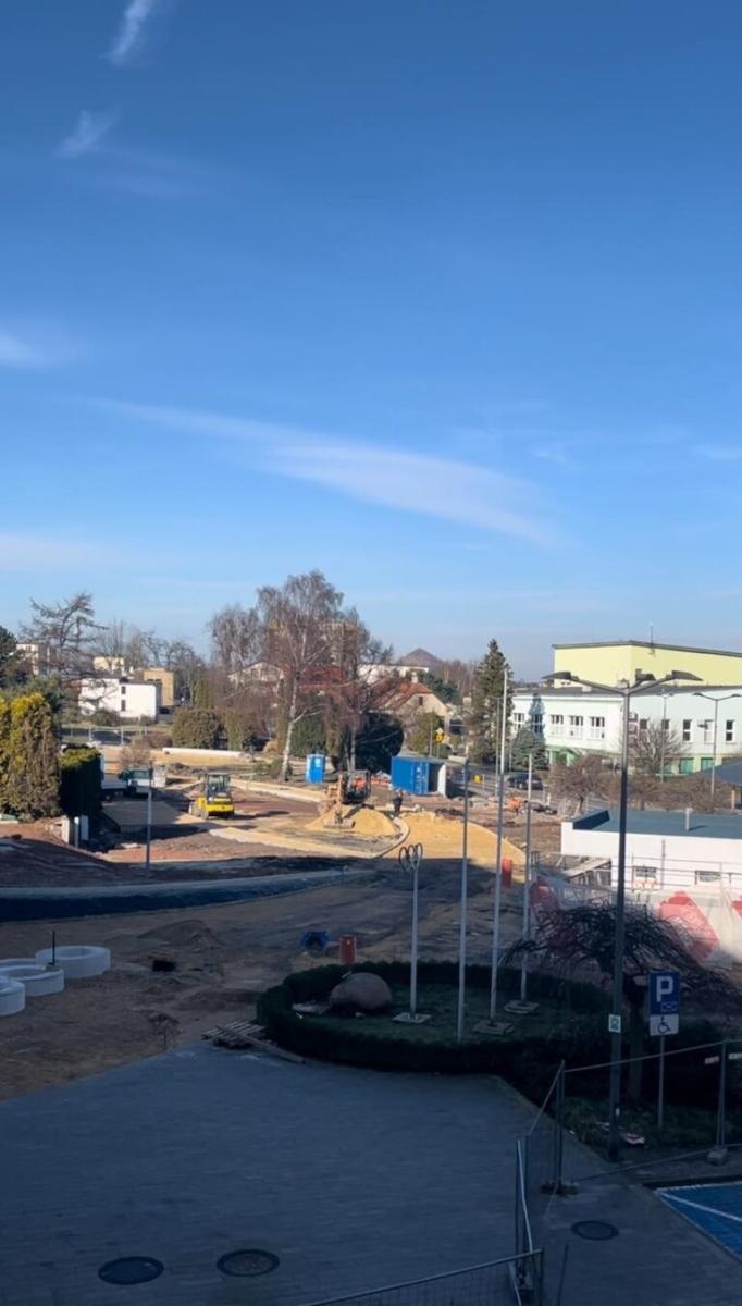 Zdjęcie w galerii na portalu naszwodzislaw.com: Przebudowa placu Radlińskich Olimpijczyków. Widać już efekty [FOTO] wiadomości z regionu