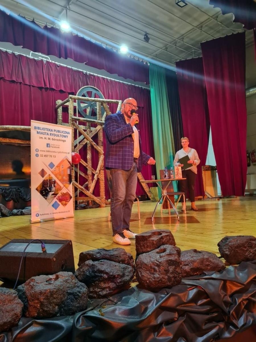 Zdjęcie w galerii na portalu naszwodzislaw.com: Piotr Gąsowski gościem rydułtowskiej biblioteki wiadomości z regionu