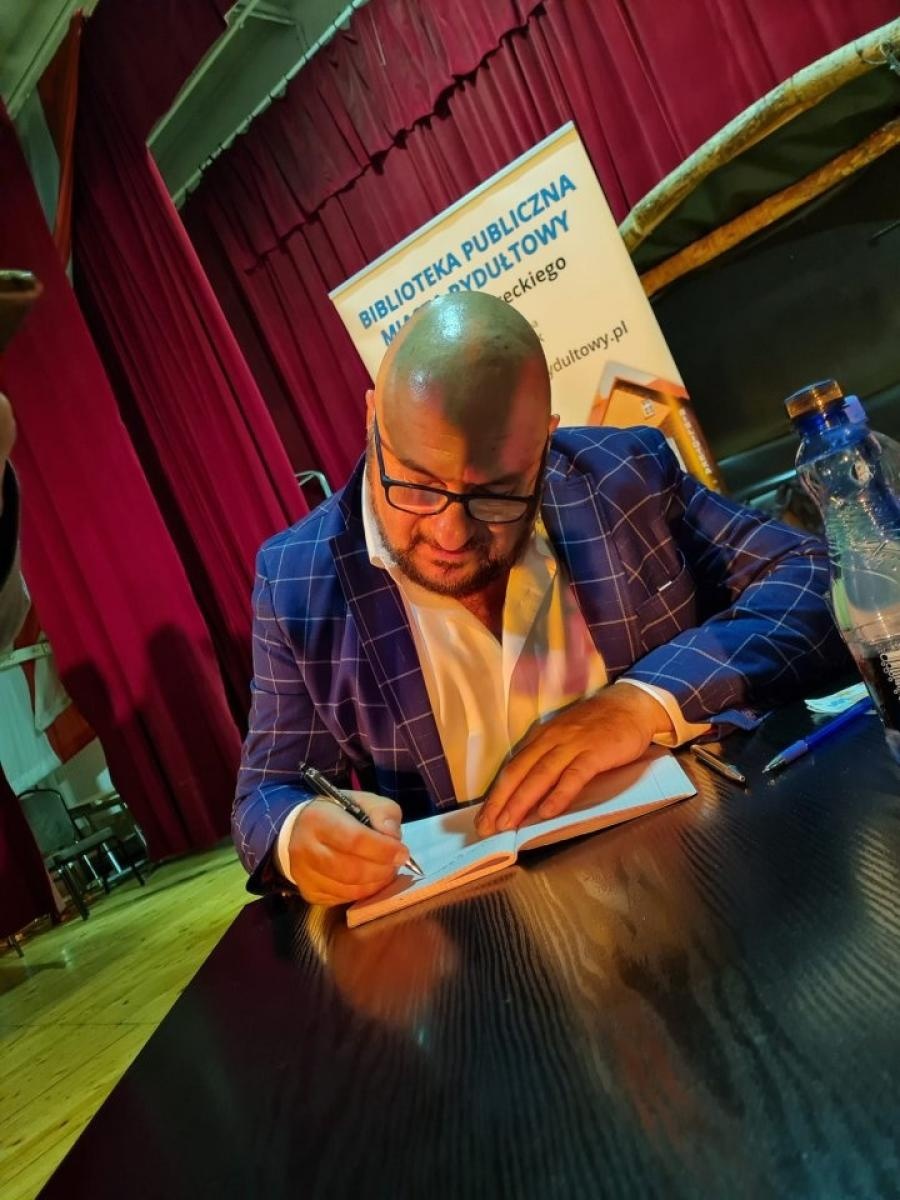 Zdjęcie w galerii na portalu naszwodzislaw.com: Piotr Gąsowski gościem rydułtowskiej biblioteki wiadomości z regionu