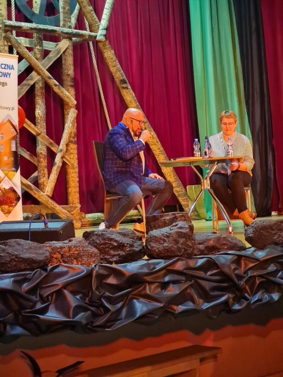 Zdjęcie w galerii na portalu naszwodzislaw.com: Piotr Gąsowski gościem rydułtowskiej biblioteki wiadomości z regionu