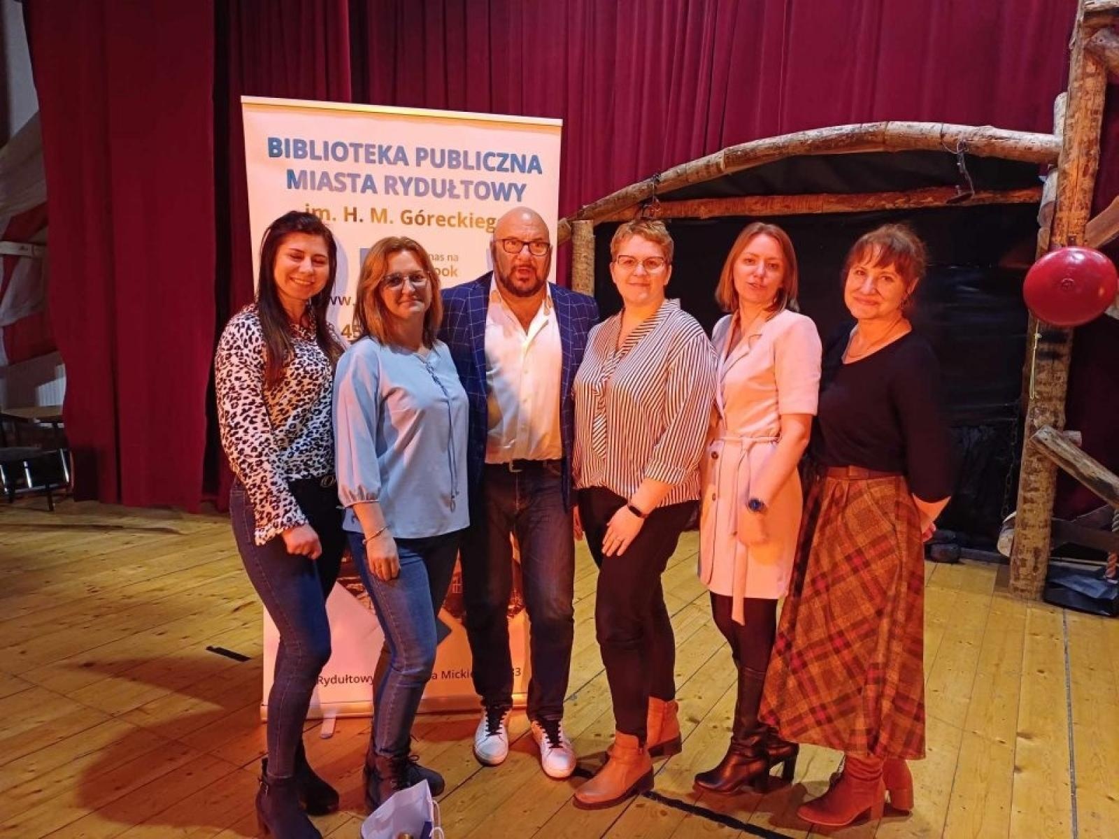 Zdjęcie w galerii na portalu naszwodzislaw.com: Piotr Gąsowski gościem rydułtowskiej biblioteki wiadomości z regionu