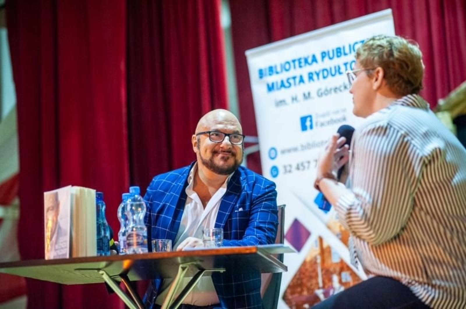 Zdjęcie w galerii na portalu naszwodzislaw.com: Piotr Gąsowski gościem rydułtowskiej biblioteki wiadomości z regionu