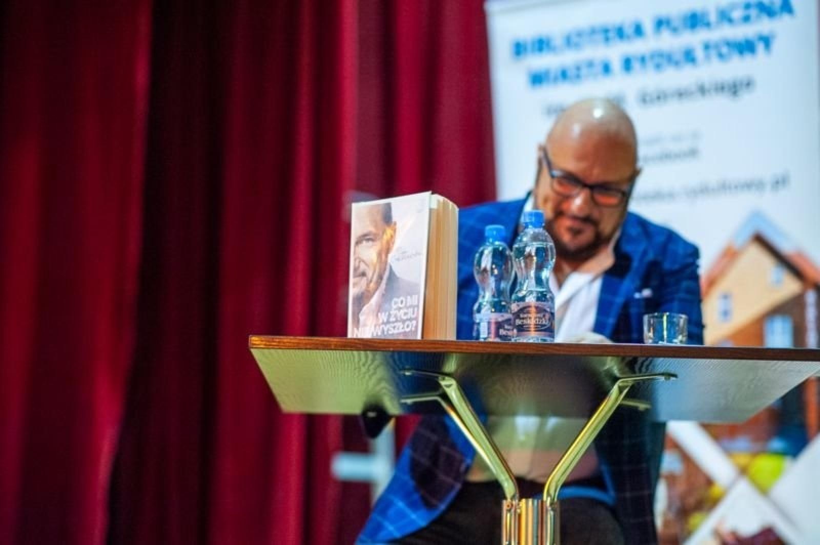 Zdjęcie w galerii na portalu naszwodzislaw.com: Piotr Gąsowski gościem rydułtowskiej biblioteki wiadomości z regionu