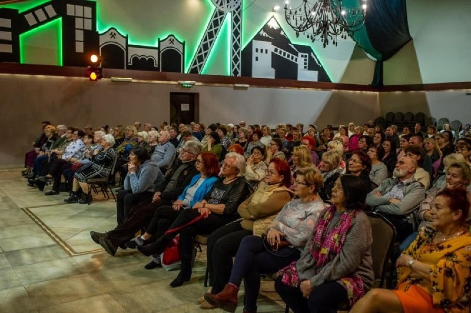 Zdjęcie w galerii na portalu naszwodzislaw.com: Piotr Gąsowski gościem rydułtowskiej biblioteki wiadomości z regionu