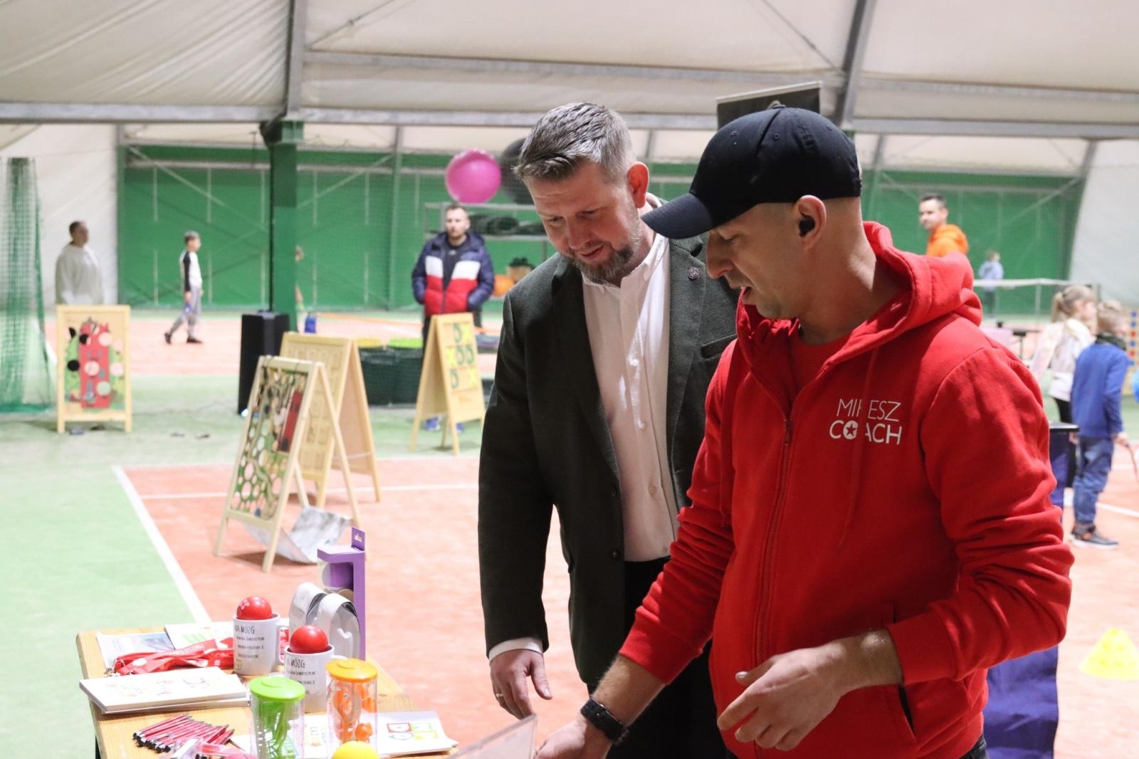 Zdjęcie w galerii na portalu naszwodzislaw.com: Zgłębiali tajniki gry w tenisa ziemnego wiadomości z regionu