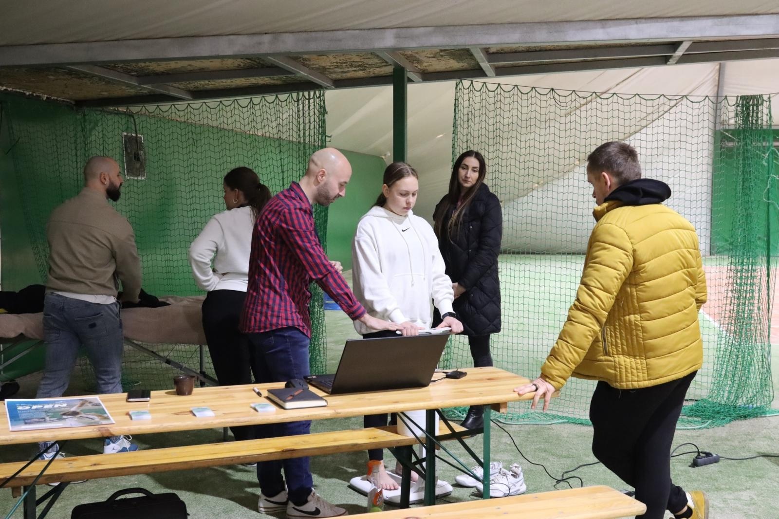 Zdjęcie w galerii na portalu naszwodzislaw.com: Zgłębiali tajniki gry w tenisa ziemnego wiadomości z regionu