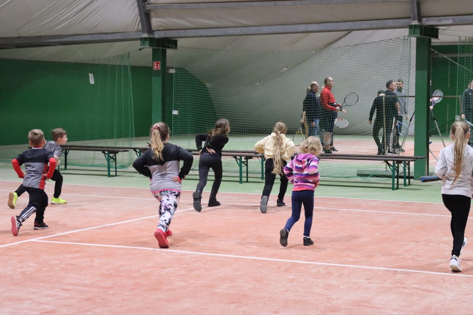 Zdjęcie w galerii na portalu naszwodzislaw.com: Zgłębiali tajniki gry w tenisa ziemnego wiadomości z regionu