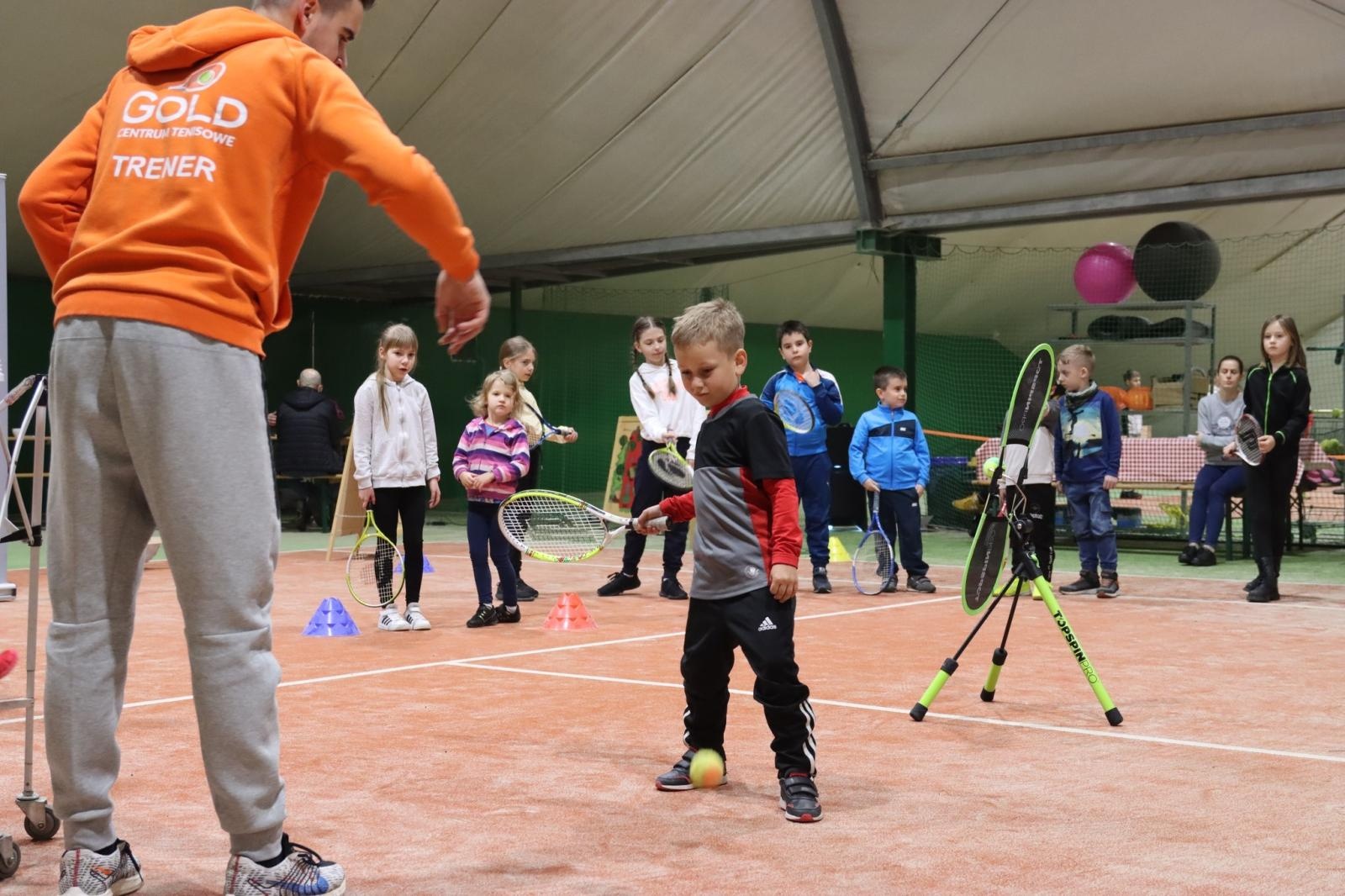 Zdjęcie w galerii na portalu naszwodzislaw.com: Zgłębiali tajniki gry w tenisa ziemnego wiadomości z regionu