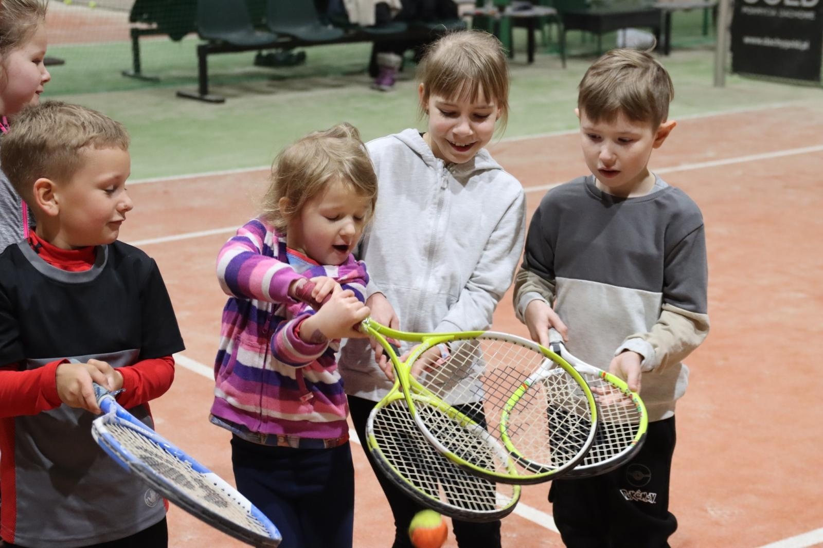 Zdjęcie w galerii na portalu naszwodzislaw.com: Zgłębiali tajniki gry w tenisa ziemnego wiadomości z regionu
