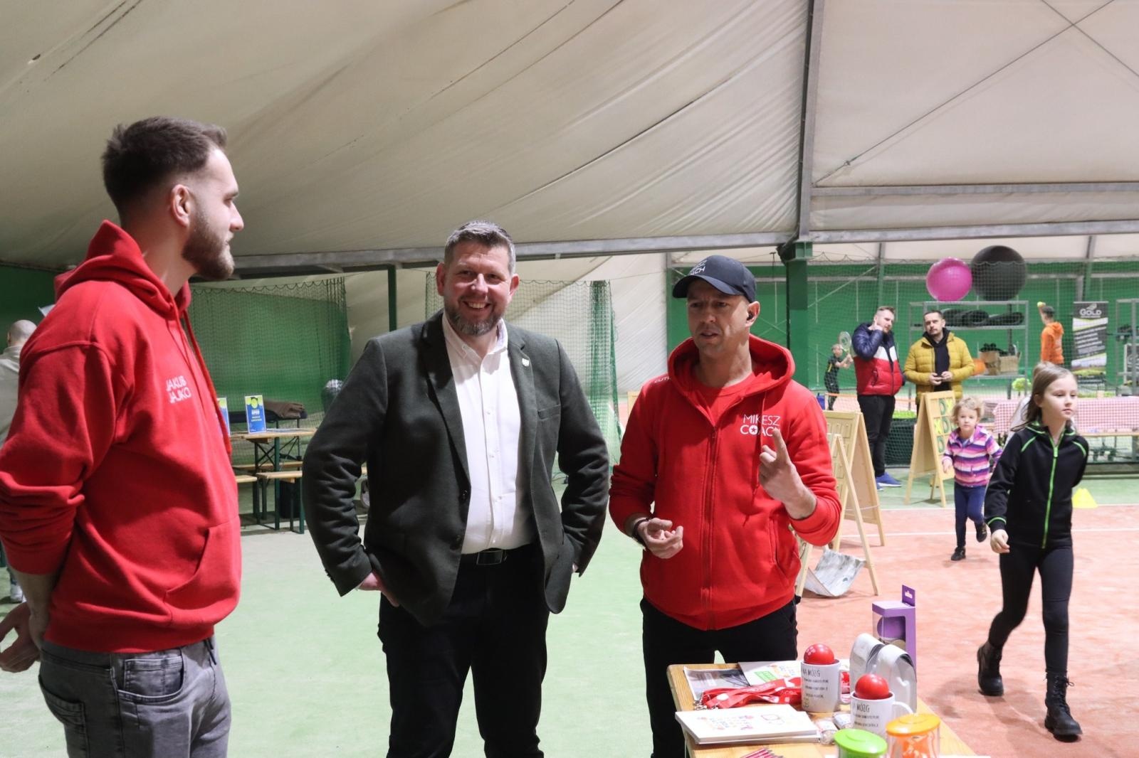 Zdjęcie w galerii na portalu naszwodzislaw.com: Zgłębiali tajniki gry w tenisa ziemnego wiadomości z regionu