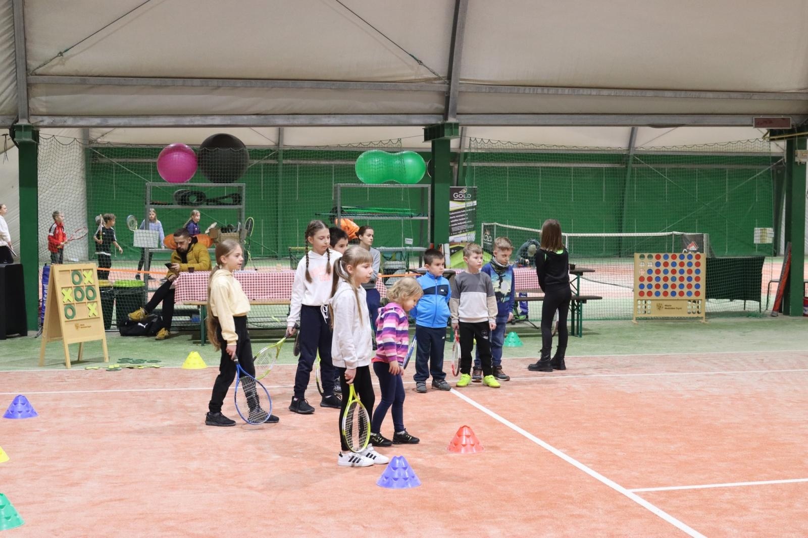 Zdjęcie w galerii na portalu naszwodzislaw.com: Zgłębiali tajniki gry w tenisa ziemnego wiadomości z regionu