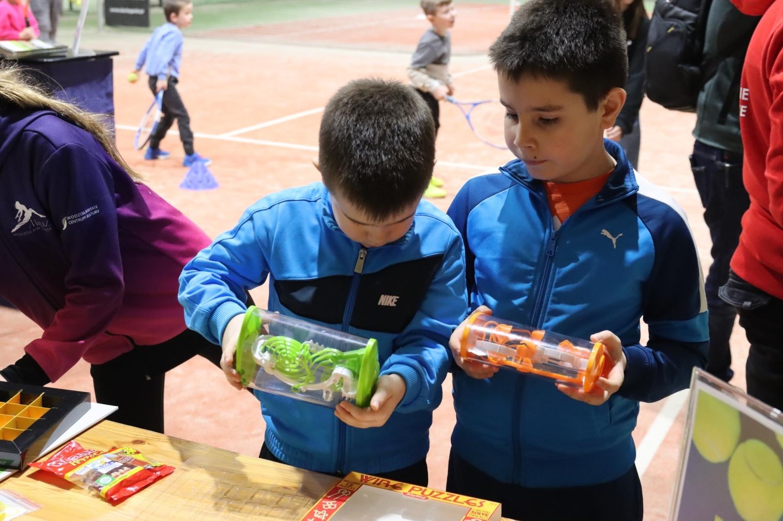 Zdjęcie w galerii na portalu naszwodzislaw.com: Zgłębiali tajniki gry w tenisa ziemnego wiadomości z regionu