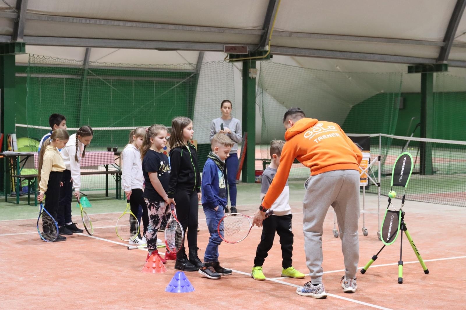 Zdjęcie w galerii na portalu naszwodzislaw.com: Zgłębiali tajniki gry w tenisa ziemnego wiadomości z regionu