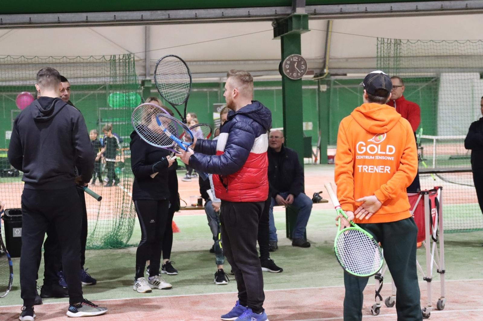 Zdjęcie w galerii na portalu naszwodzislaw.com: Zgłębiali tajniki gry w tenisa ziemnego wiadomości z regionu