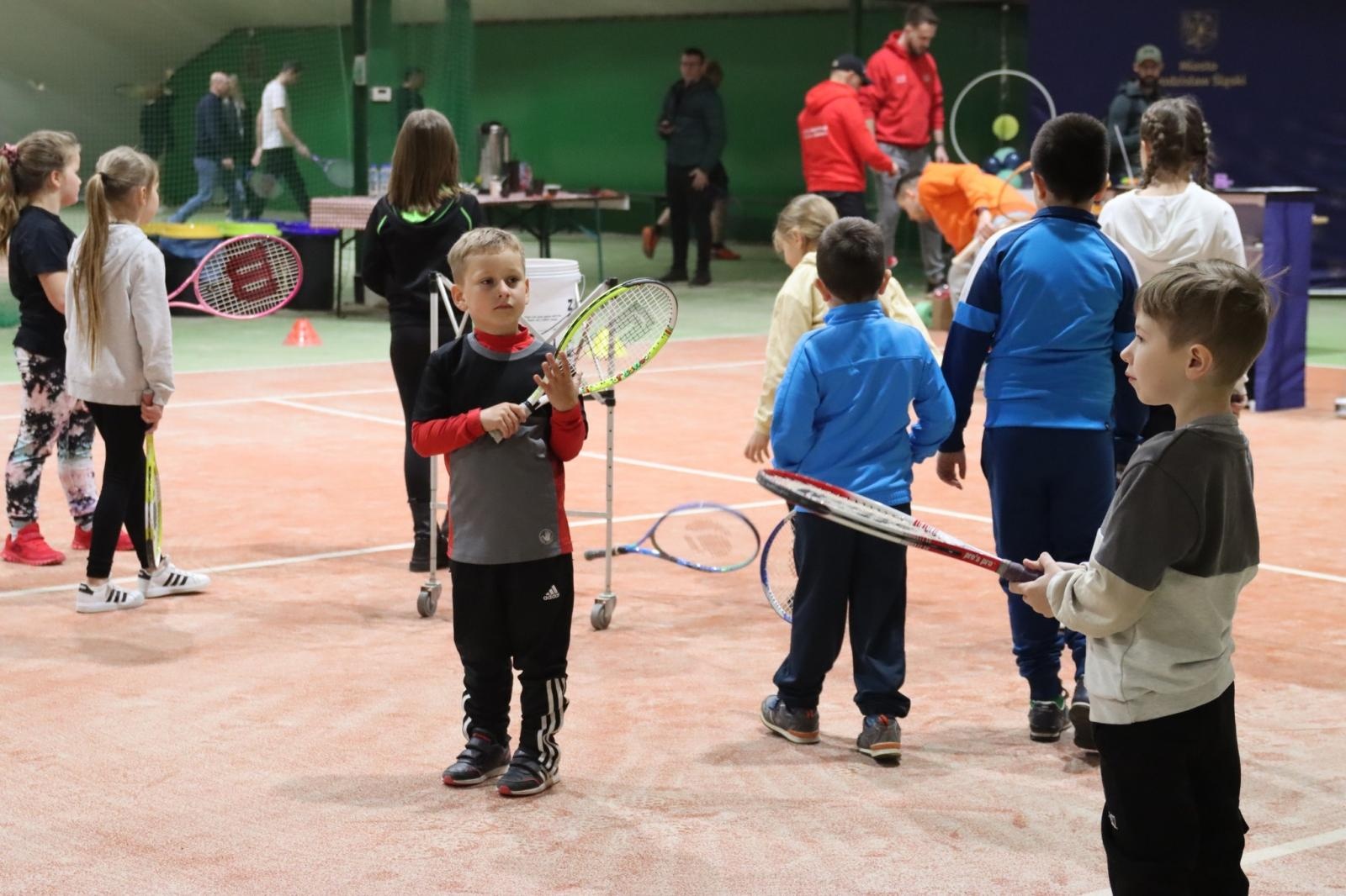 Zdjęcie w galerii na portalu naszwodzislaw.com: Zgłębiali tajniki gry w tenisa ziemnego wiadomości z regionu