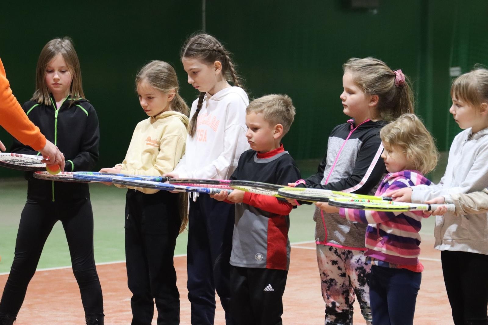 Zdjęcie w galerii na portalu naszwodzislaw.com: Zgłębiali tajniki gry w tenisa ziemnego wiadomości z regionu