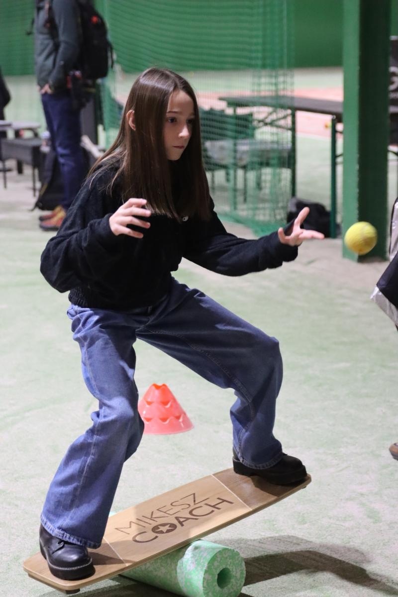 Zdjęcie w galerii na portalu naszwodzislaw.com: Zgłębiali tajniki gry w tenisa ziemnego wiadomości z regionu