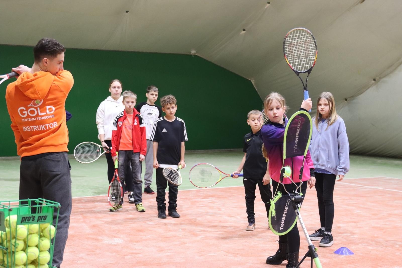 Zdjęcie w galerii na portalu naszwodzislaw.com: Zgłębiali tajniki gry w tenisa ziemnego wiadomości z regionu