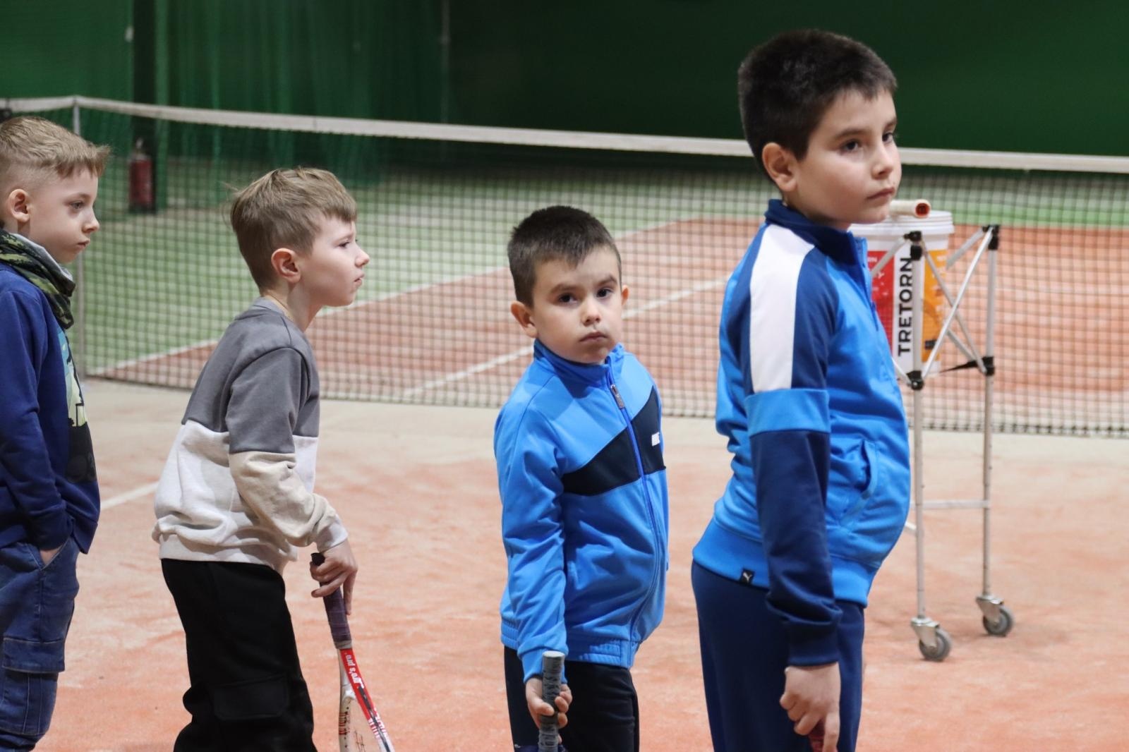 Zdjęcie w galerii na portalu naszwodzislaw.com: Zgłębiali tajniki gry w tenisa ziemnego wiadomości z regionu