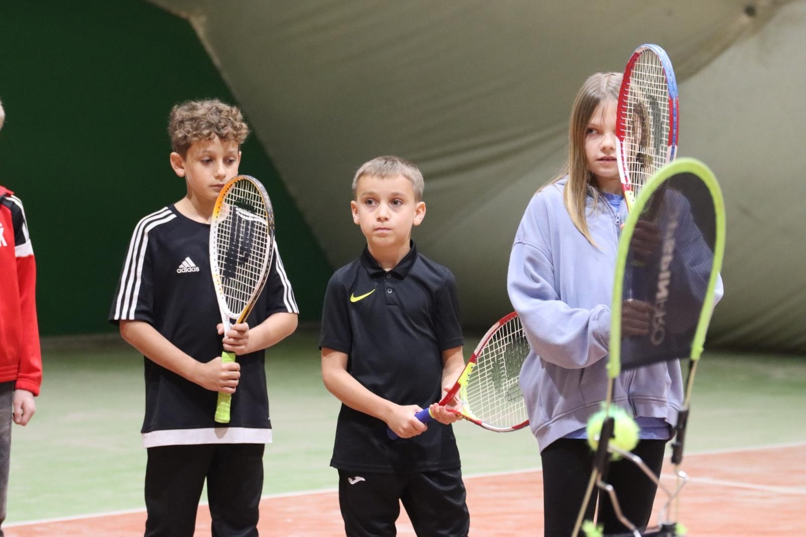 Zdjęcie w galerii na portalu naszwodzislaw.com: Zgłębiali tajniki gry w tenisa ziemnego wiadomości z regionu