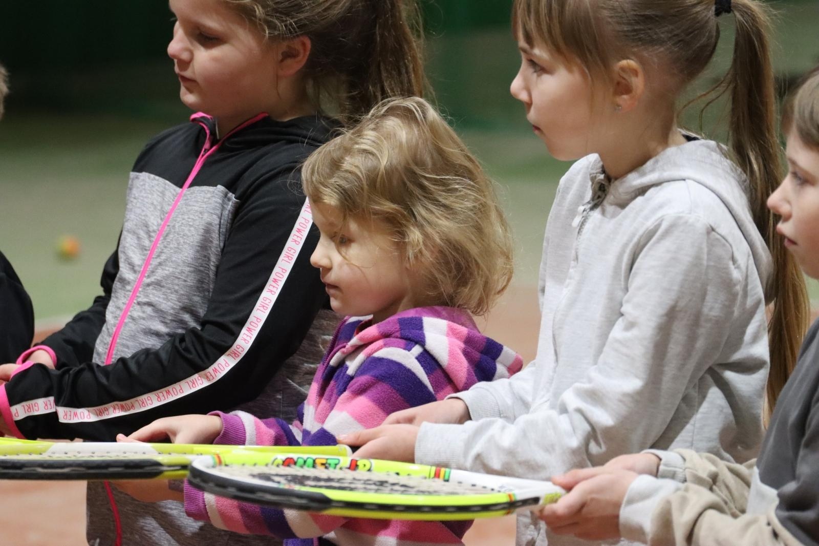 Zdjęcie w galerii na portalu naszwodzislaw.com: Zgłębiali tajniki gry w tenisa ziemnego wiadomości z regionu