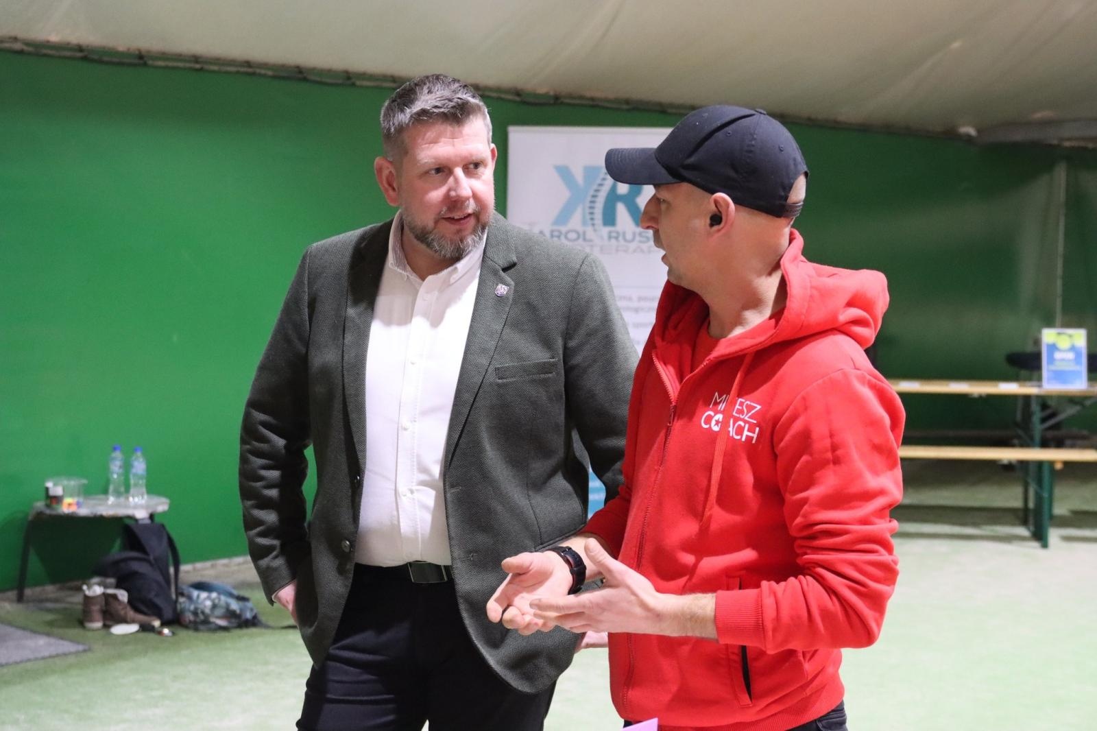 Zdjęcie w galerii na portalu naszwodzislaw.com: Zgłębiali tajniki gry w tenisa ziemnego wiadomości z regionu