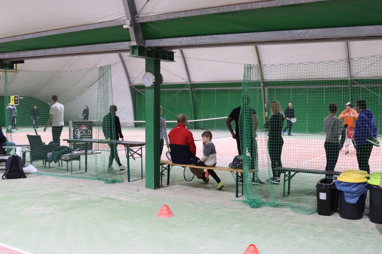 Zdjęcie w galerii na portalu naszwodzislaw.com: Zgłębiali tajniki gry w tenisa ziemnego wiadomości z regionu