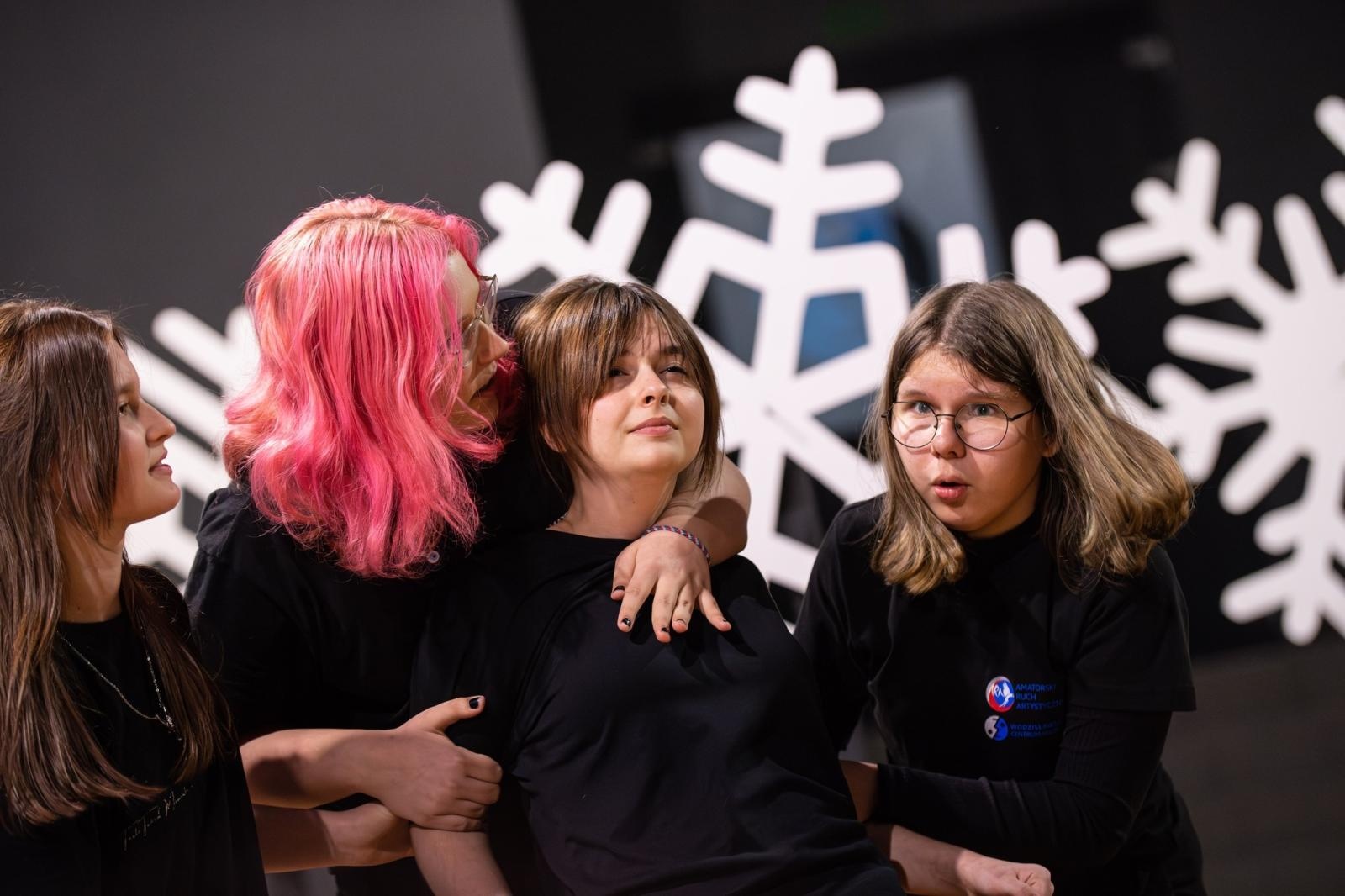 Zdjęcie w galerii na portalu naszwodzislaw.com: Premiera Królowej Śniegu na deskach WCK wiadomości z regionu