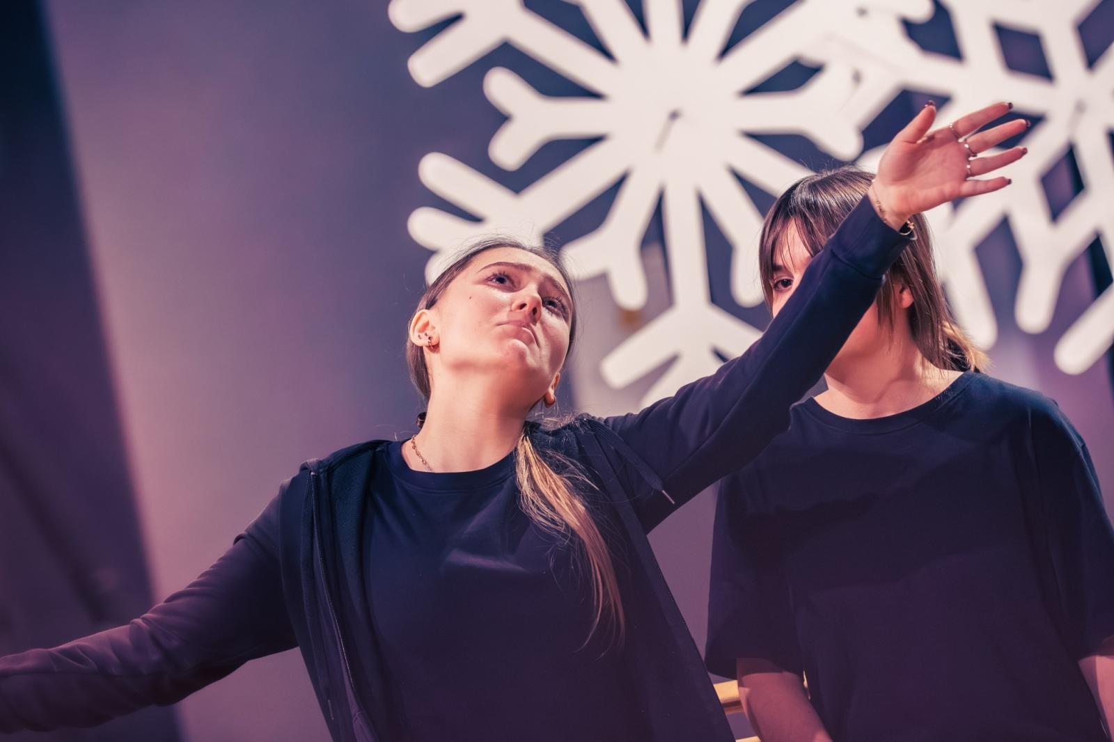 Zdjęcie w galerii na portalu naszwodzislaw.com: Premiera Królowej Śniegu na deskach WCK wiadomości z regionu