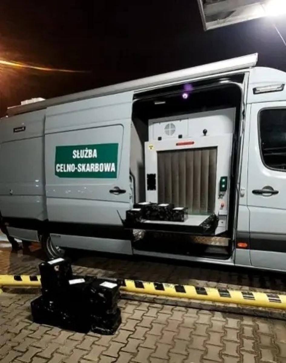 Zdjęcie w galerii na portalu naszwodzislaw.com: Tak służby prześwietlają przesyłki pocztowe. Natrafiły na kontrabandę wiadomości z regionu