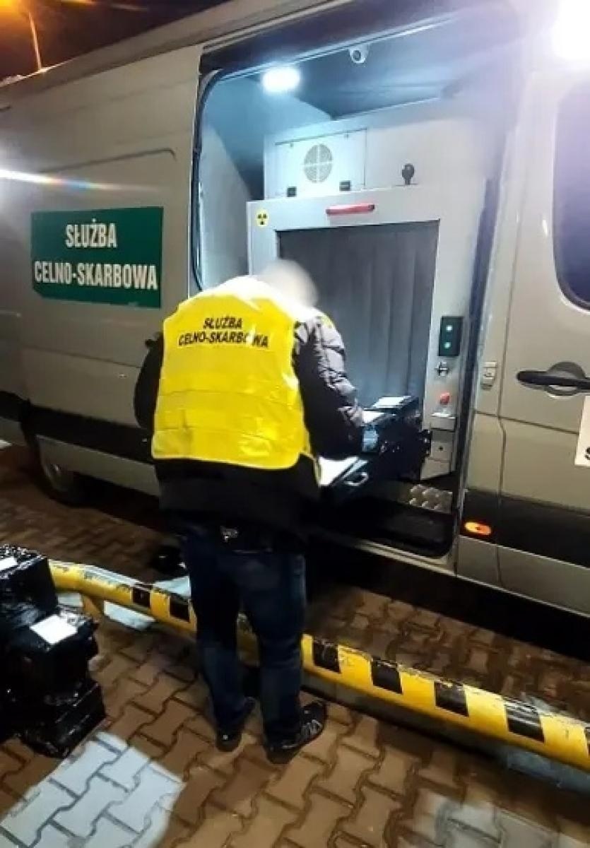 Zdjęcie w galerii na portalu naszwodzislaw.com: Tak służby prześwietlają przesyłki pocztowe. Natrafiły na kontrabandę wiadomości z regionu