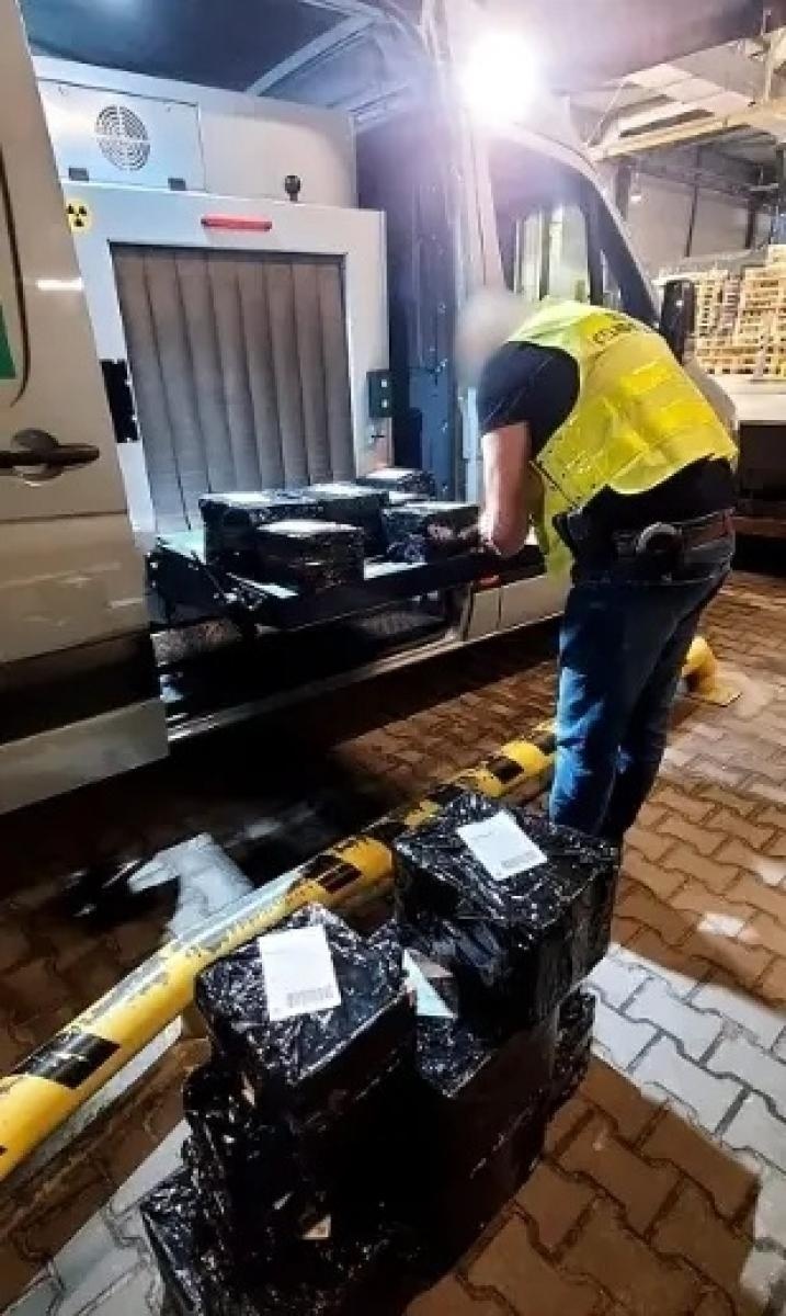 Zdjęcie w galerii na portalu naszwodzislaw.com: Tak służby prześwietlają przesyłki pocztowe. Natrafiły na kontrabandę wiadomości z regionu