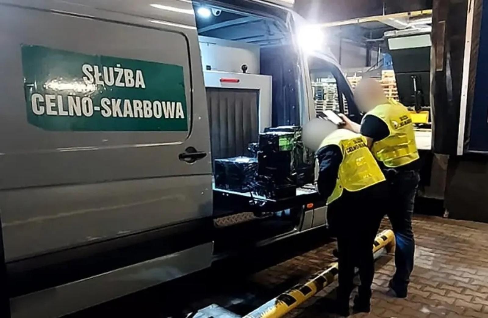 Zdjęcie w galerii na portalu naszwodzislaw.com: Tak służby prześwietlają przesyłki pocztowe. Natrafiły na kontrabandę wiadomości z regionu